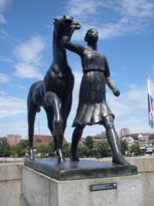 Basel girl statue, vinneve